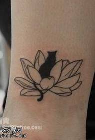 Been lotus kat-totem-tatoeëringpatroon
