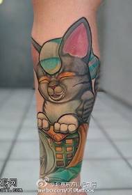 Kis lusta macska tetoválás a borjú