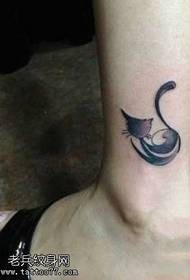 ຮູບແບບ tattoo kitten ທີ່ສວຍງາມຢູ່ຕີນ