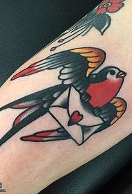 Wzór tatuażu ptak na literę uda