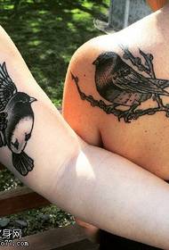 Ramena tetovaža ptica uzorak