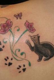 Черна котка докосване цвете татуировка модел