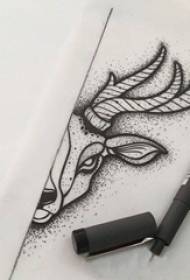 Fekete szürke vonal vázlat kreatív fél arc szarvas fej tetoválás kézirat