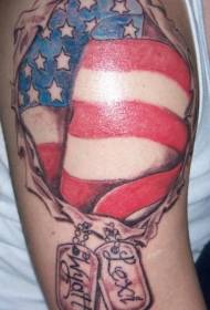 Amerikansk flagga med stor arm och hund etiketthud revet tatuering mönster