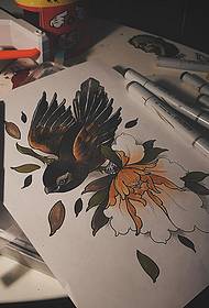 Europos ir Amerikos mokyklinių bijūnų gėlių ir paukščių tatuiruotės modelio rankraštis