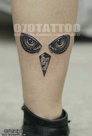 Patrón de tatuaje de búho de pierna