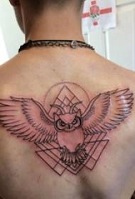 Pojat takaisin mustia geometrisia viivoja pieni eläin pöllö tatuointi kuvaa
