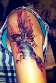 Bras de fille peint sur une ligne simple de dégradé photo de tatouage oiseau petit animal