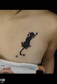 Krūtinės katės tatuiruotės modelis