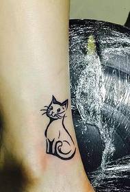 ຮູບແບບ tattoo kitten ໜ້າ ຮັກທີ່ ໜ້າ ຮັກຢູ່ເທິງຂາ