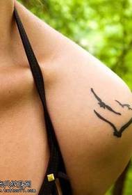 Mooie drie vogel-tatoeages op de schouders