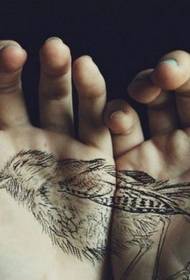 Hånd hjerte naturlig svart fugl tatovering mønster