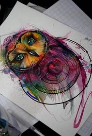 ຮູບແບບ tattoo owl ທີ່ແທ້ຈິງຂອງ watercolor