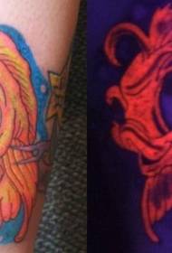 Patró de tatuatge de peixos amb dibuixos fluorescents vermells