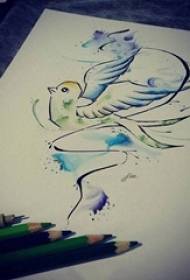 Ang itom nga linya nga malalango nga birdcolor bird splash tinta nga manuskrito sa tattoo