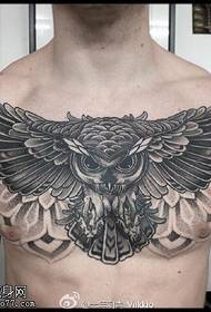 Owl tattoo patroan op 'e boarst