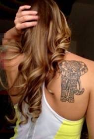 Плечо девушки черная геометрическая линия татуировка слоненок зверушка