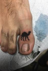 Dječak nožni prst na crnoj slici male tetovaže siluete kamile