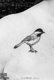 tatuaż z żądłem ptaka na ramieniu