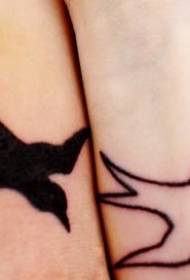 Два црно-бела дизајна тетоважа за птице