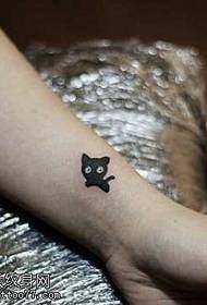 Padrão de tatuagem de gato totem bonito do braço