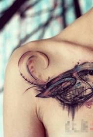 Момиче под ключицата черно сиво скица творчески сладък снимка татуировка птица