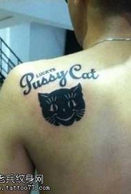 Rameno kočka s tetováním dopis totem