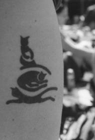 Augšstilba kaķa silueta melns tetovējums