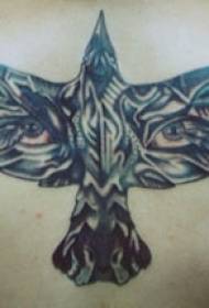 Takana olevat silmät ja mustien linnunsiipien tatuointikuvio