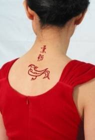 Sarkanais ķīniešu stils simbolizē ķīniešu rakstzīmes un putnu tetovējumus