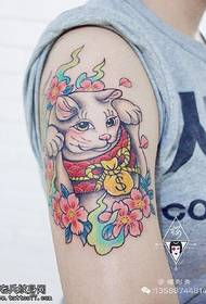 Olkapäälle maalattu kirsikankukka kissan tatuointikuvio