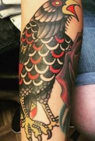 Flickans arm målade akvarell skissar kreativ fågel tatuering bild