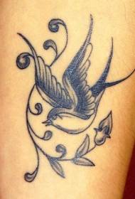 Prekrasan uzorak tetovaže lastavice i vinove loze