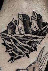 гнездо на птичи татуировки на краката