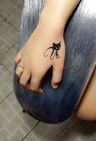 Egyszerű macska tetoválás minta a tigris száján