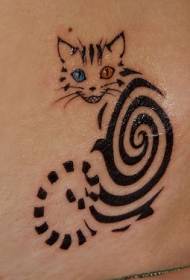 Kaķu tetovējums ar zilu un sarkanu acu spirālveida kaķi