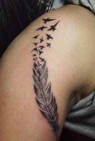 Musta ja harmaa tatuointikuvio, jossa höyhenet ja linnut