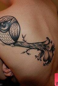 Umsebenzi omusha we-owl tattoo wasemuva omusha