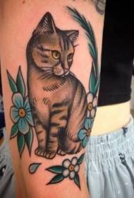 Wzór tatuażu kota siedzący obok kwiatów