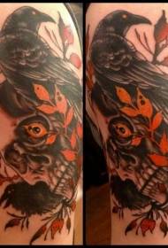Черна врана и конче рисувана татуировка модел