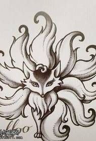 Personalidade do manuscrito padrão de tatuagem de raposa de nove caudas