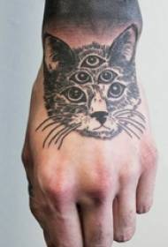 Berniukų rankos ant juodo pilko eskizo taško erškėčių triukas kūrybingas mielas katės tatuiruotės paveikslėlis
