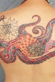 Дзяўчаты спінай малявалі акварэльны эскіз творчых малюнкаў татуіроўкі васьміногаў