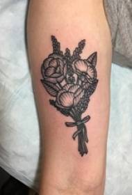 Boy's arm op zwarte prikken techniek eenvoudige lijn plant bloem tattoo foto