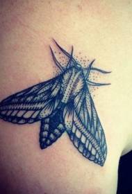 Na ramenu bodi crni moljac tetovaža uzorak