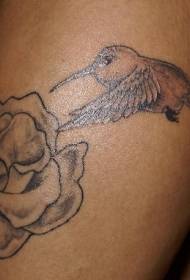 Mvua ya kijivu isiyofunikwa tattoo ya hummingbird