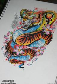 Spalvingas asmenybės tigro galvos tatuiruotės rankraščio raštas