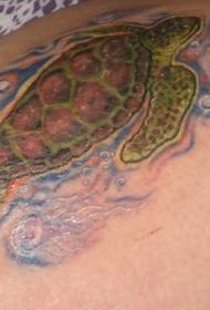Tortuga colorida y patrón de tatuaje de agua azul