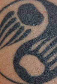Yin a Yang drby medvědí tlapa tisk černé a bílé tetování vzor