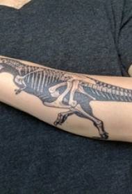 Pojkesarm på svartgrå skiss ben dinosaurie tatuering bild